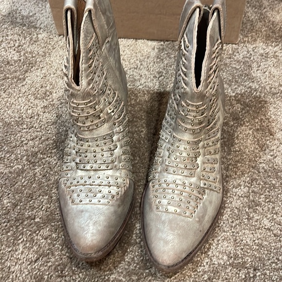 Matisse gold with gold studs bootie 8.5m new - Picture 5 of 6